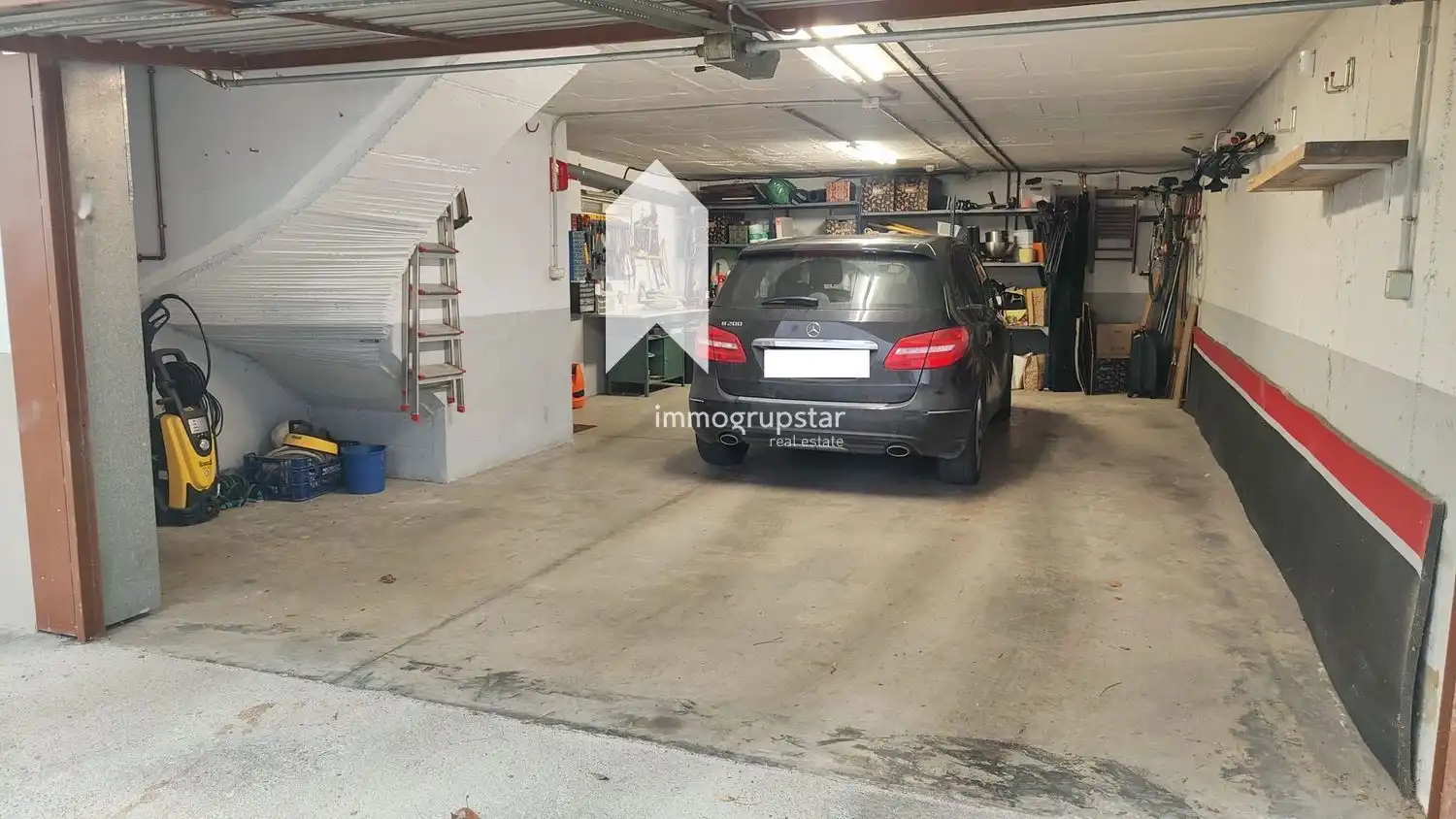 Parkplatz von Einfamilien-Reihenhaus zum Verkauf in Castell d'Aro, Platja d'Aro i s'Agaró mit Klimaanlage, Heizung und Terrasse