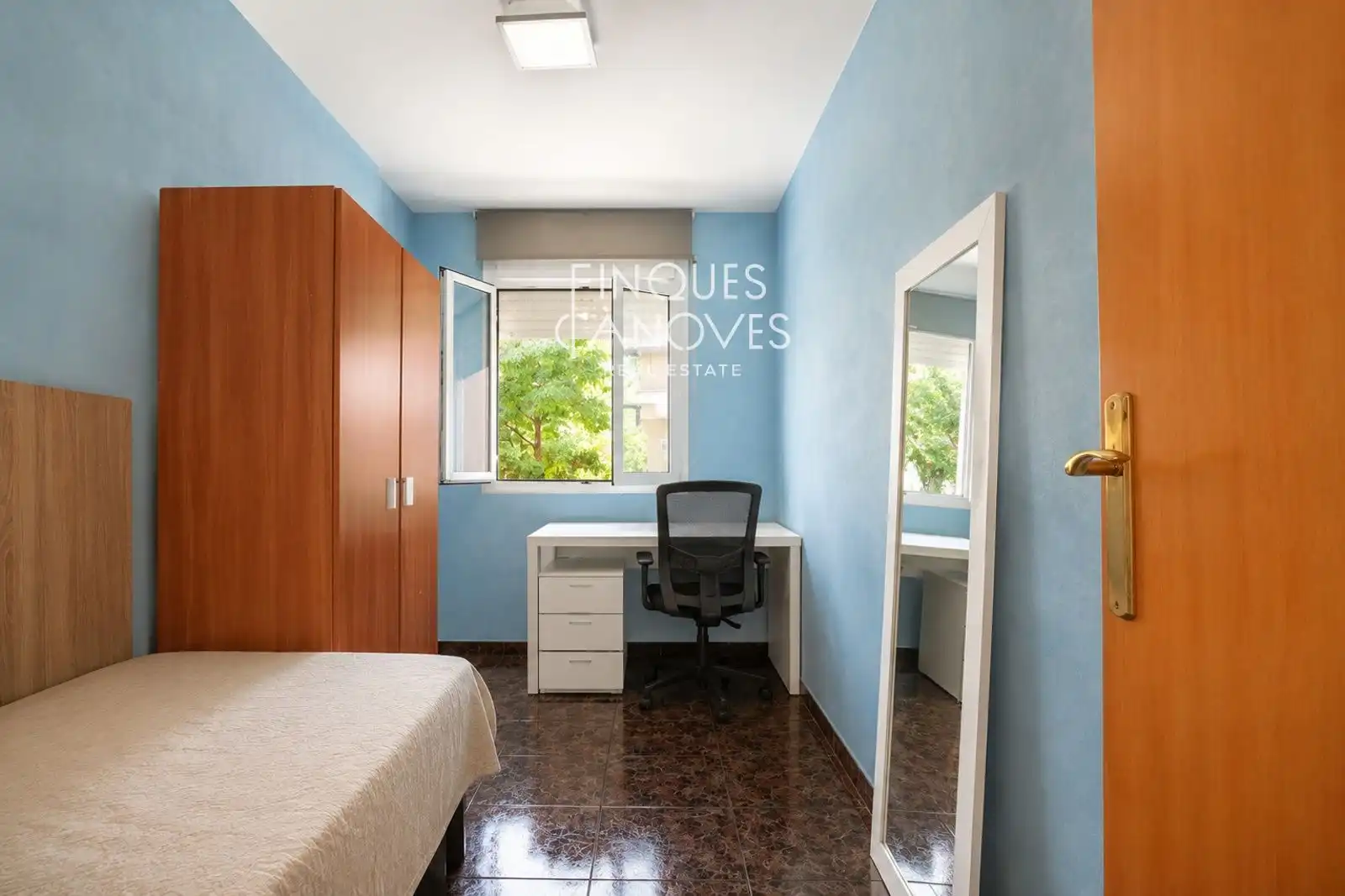 Schlafzimmer von Wohnung zum Verkauf in Salt mit Heizung, Terrasse und Möbliert