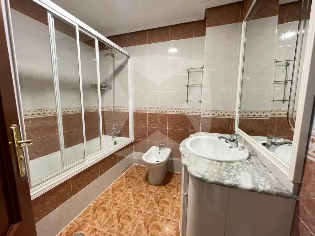 Badezimmer von Wohnung zur Miete in Badajoz mit Klimaanlage, Terrasse und Möbliert