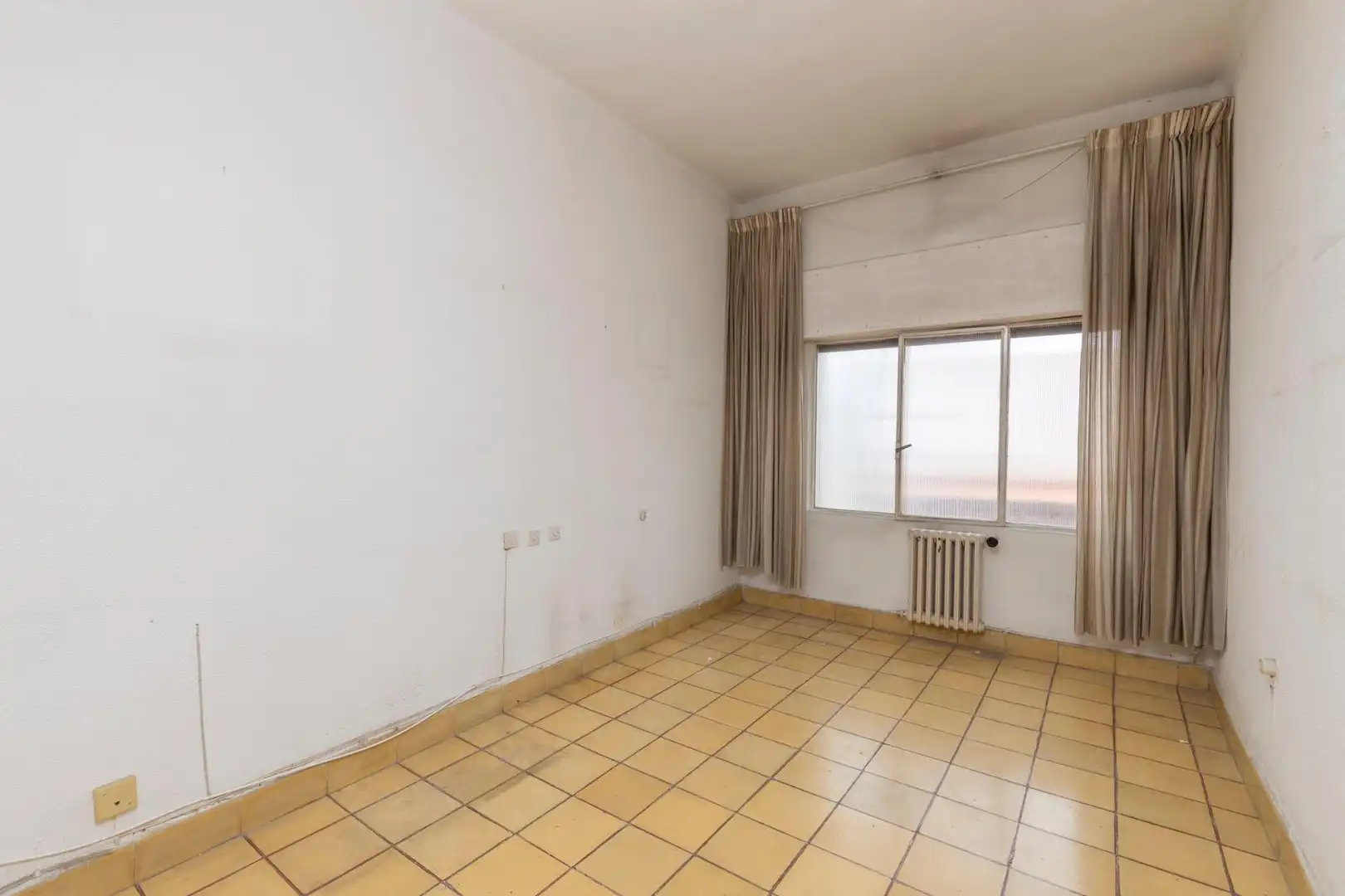 Habitación de Piso en venta en Granada con Calefacción