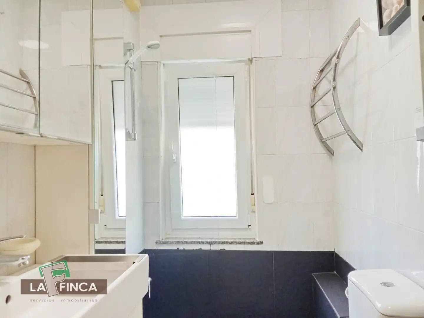 Bany de Pis en venda en Gijón  amb Calefacció, Traster i Moblat
