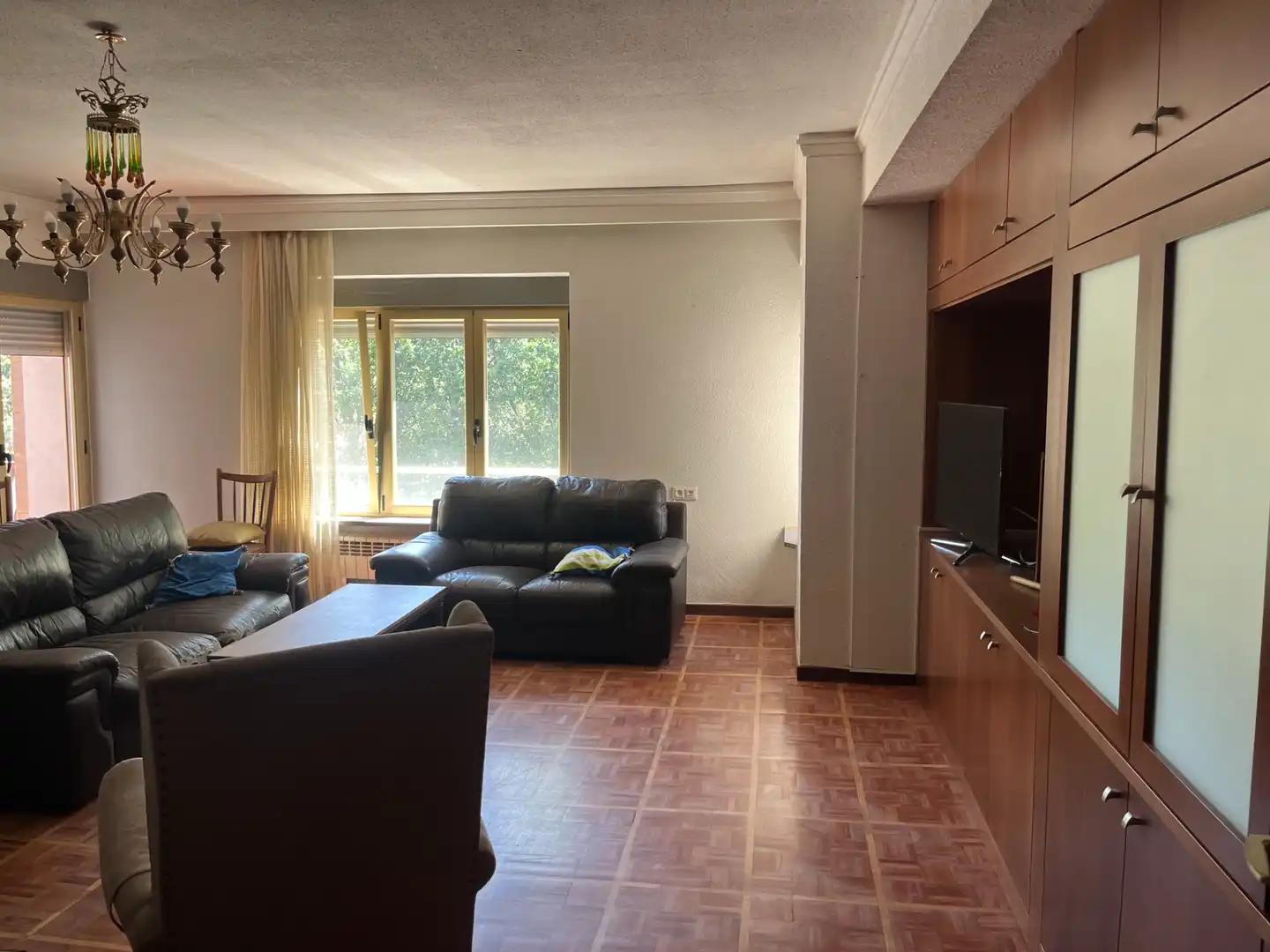 Living room of Flat for sale in Salamanca  with Heating, Parquet flooring and Furnished