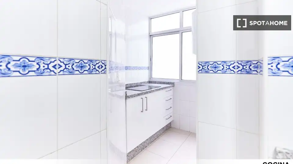 Bathroom of Flat for rent in Sevilla  with Air Conditioner, Heating and Furnished