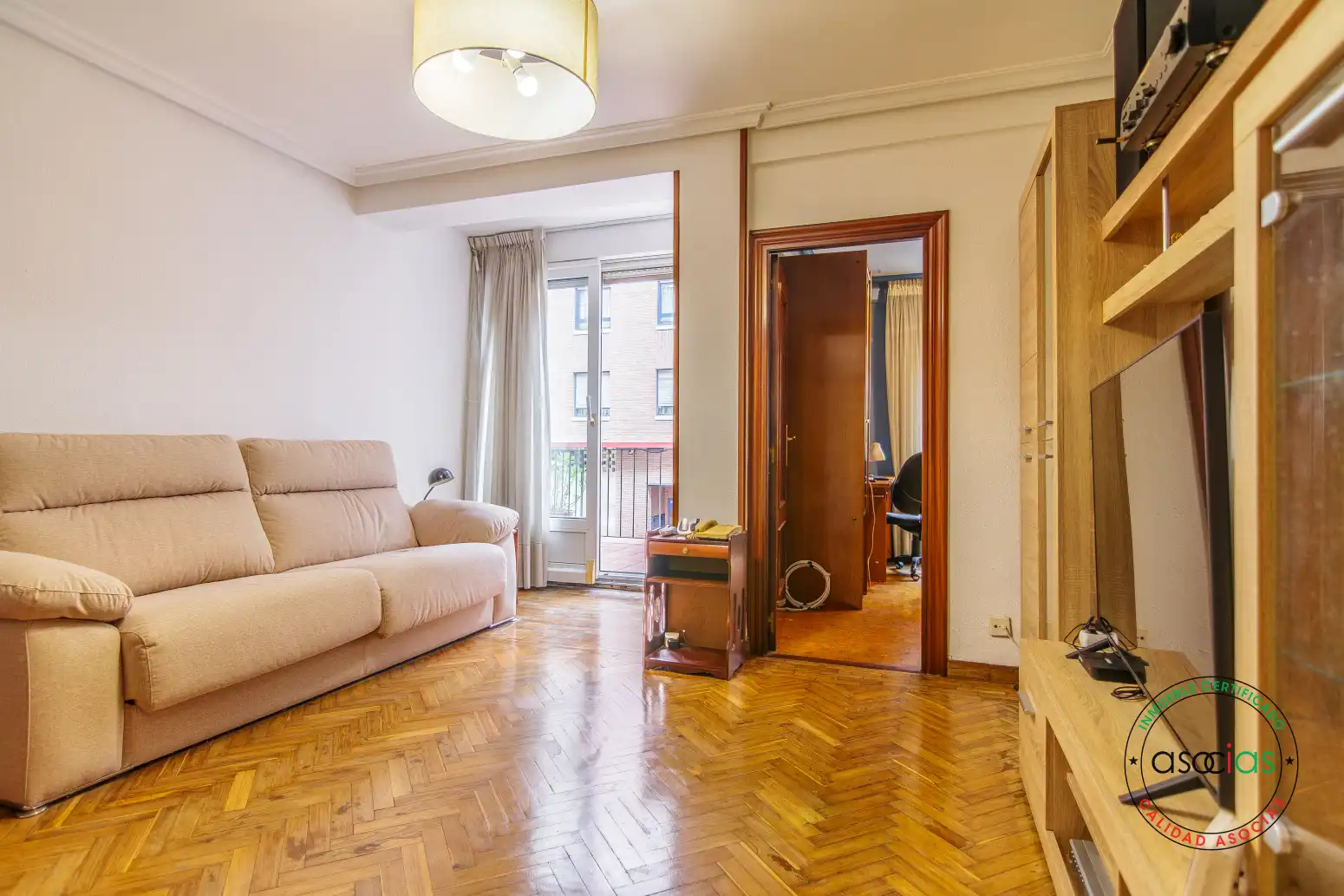 Sala d'estar de Pis en venda en Oviedo  amb Calefacció, Parquet i Terrassa