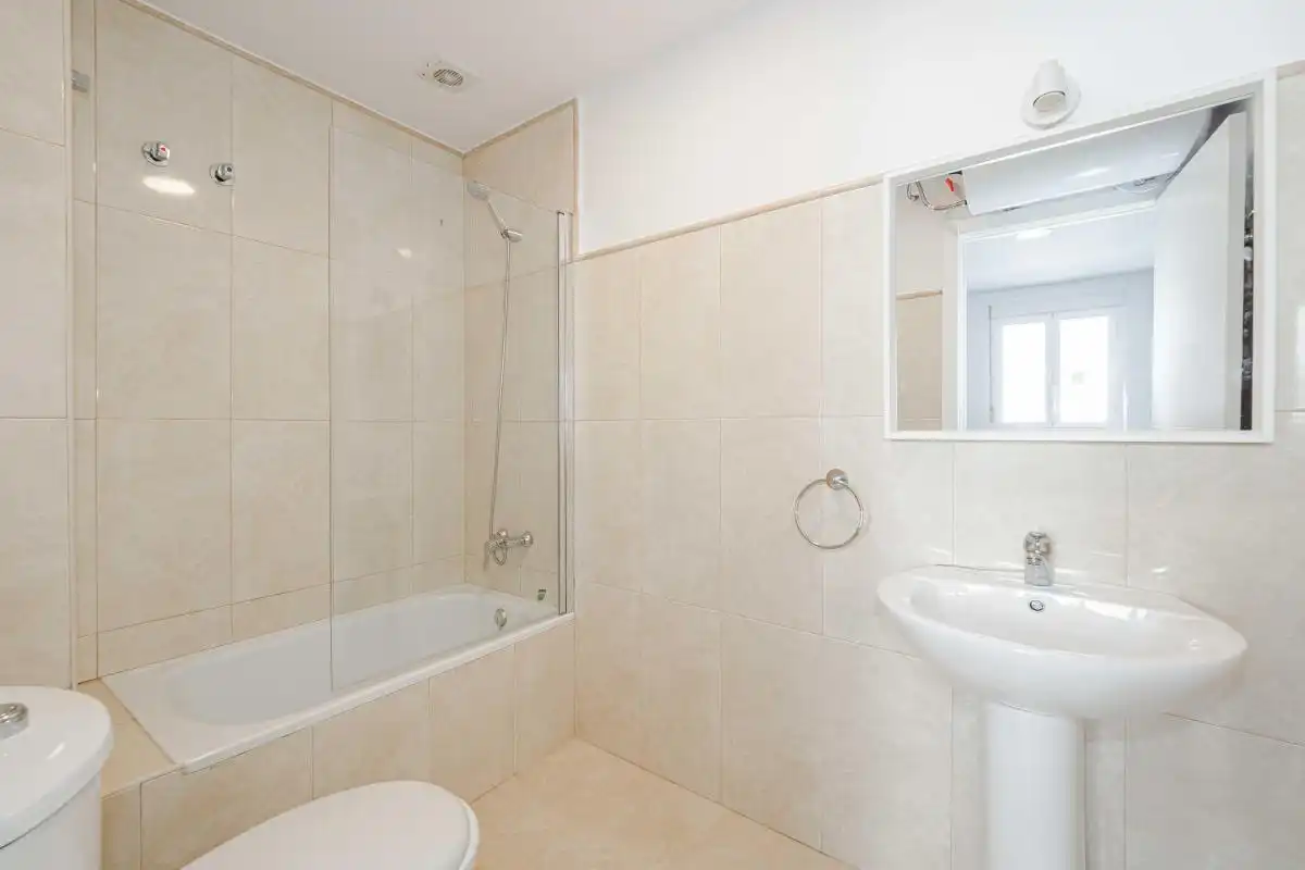 Bathroom of Flat for rent in Sevilla  with Air Conditioner, Heating and Terrace