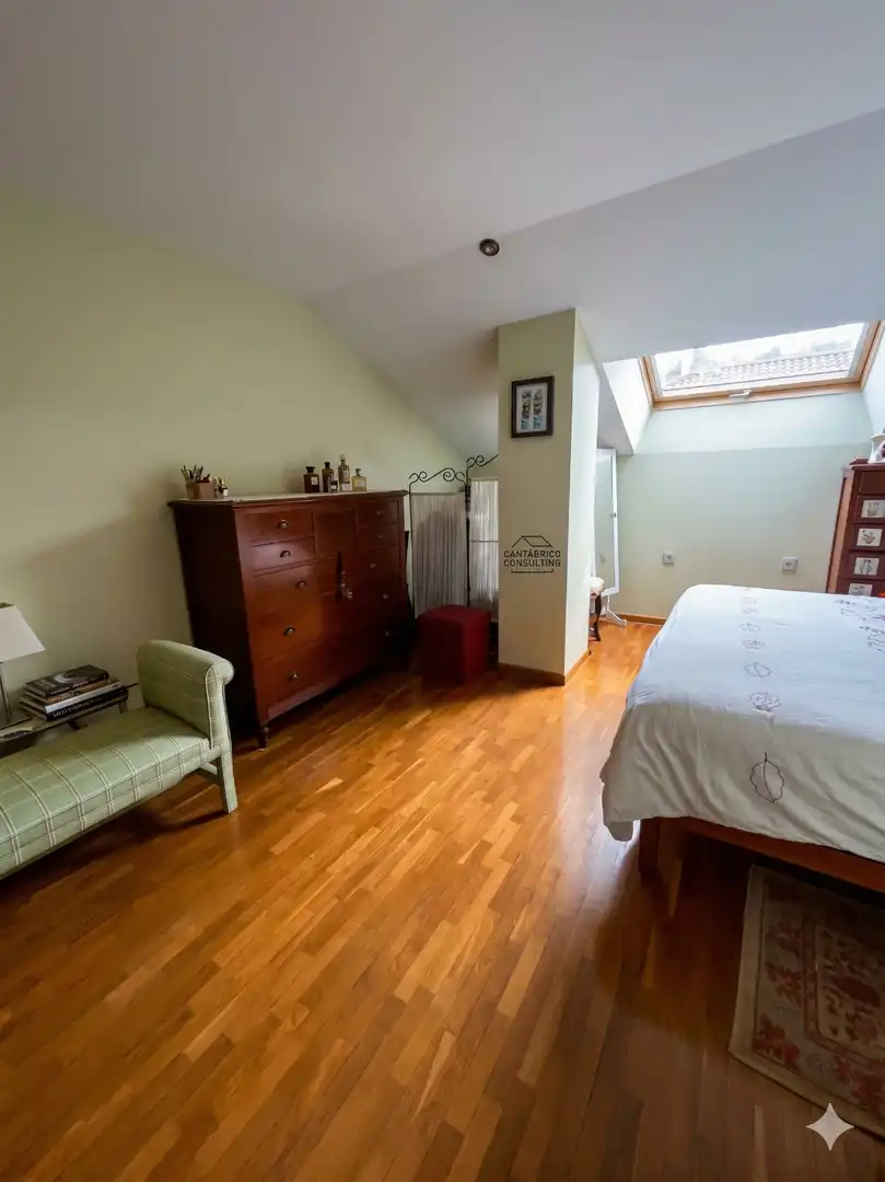 Schlafzimmer von Maisonette zum Verkauf in Navia mit Heizung, Parkett und Möbliert