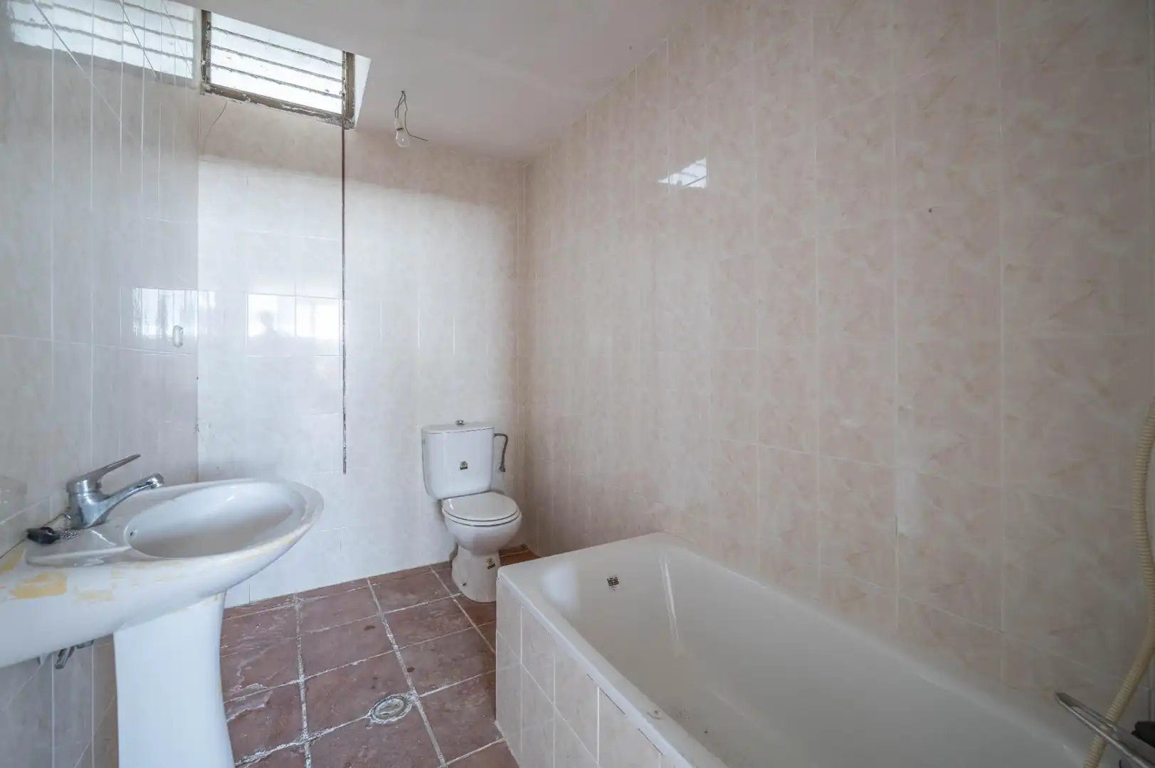 Bany de Casa o xalet en venda en Las Gabias amb Calefacció, Jardí privat i Terrassa