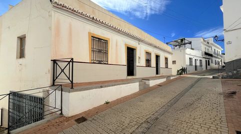 Magnifica casa en el casco antiguo de Salobreña. La casa se compone de dos plantas. La planta baja, destinada a sótano, dispone de