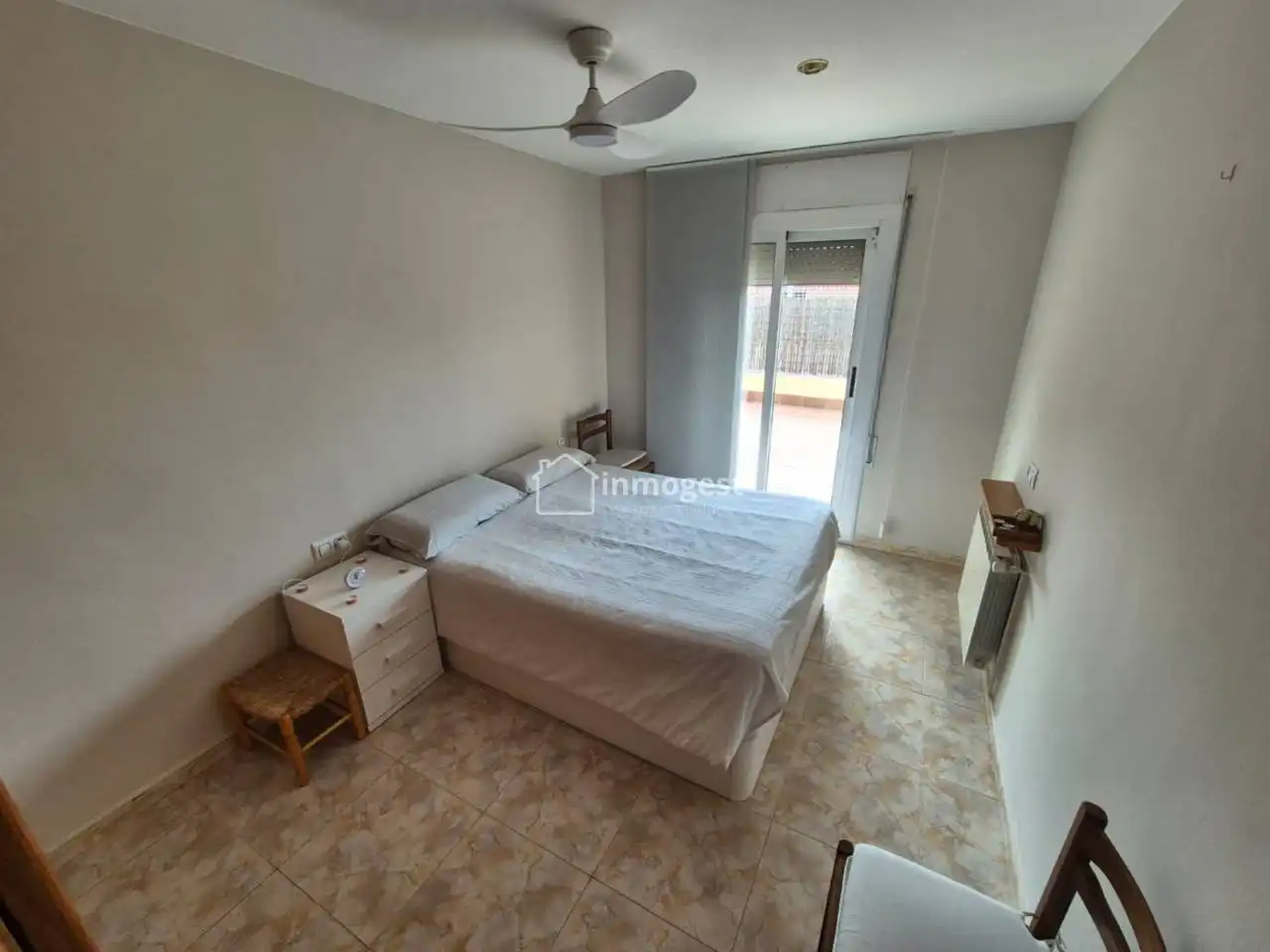 Schlafzimmer von Dachboden zum Verkauf in Salt mit Heizung und Terrasse