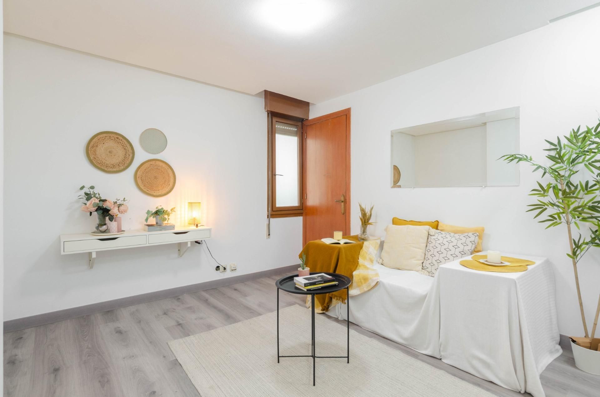 Dormitori de Pis en venda en Oviedo  amb Calefacció