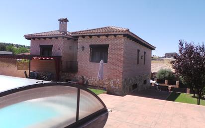 Vista exterior de Casa o xalet en venda en El Casar amb Aire condicionat, Terrassa i Piscina