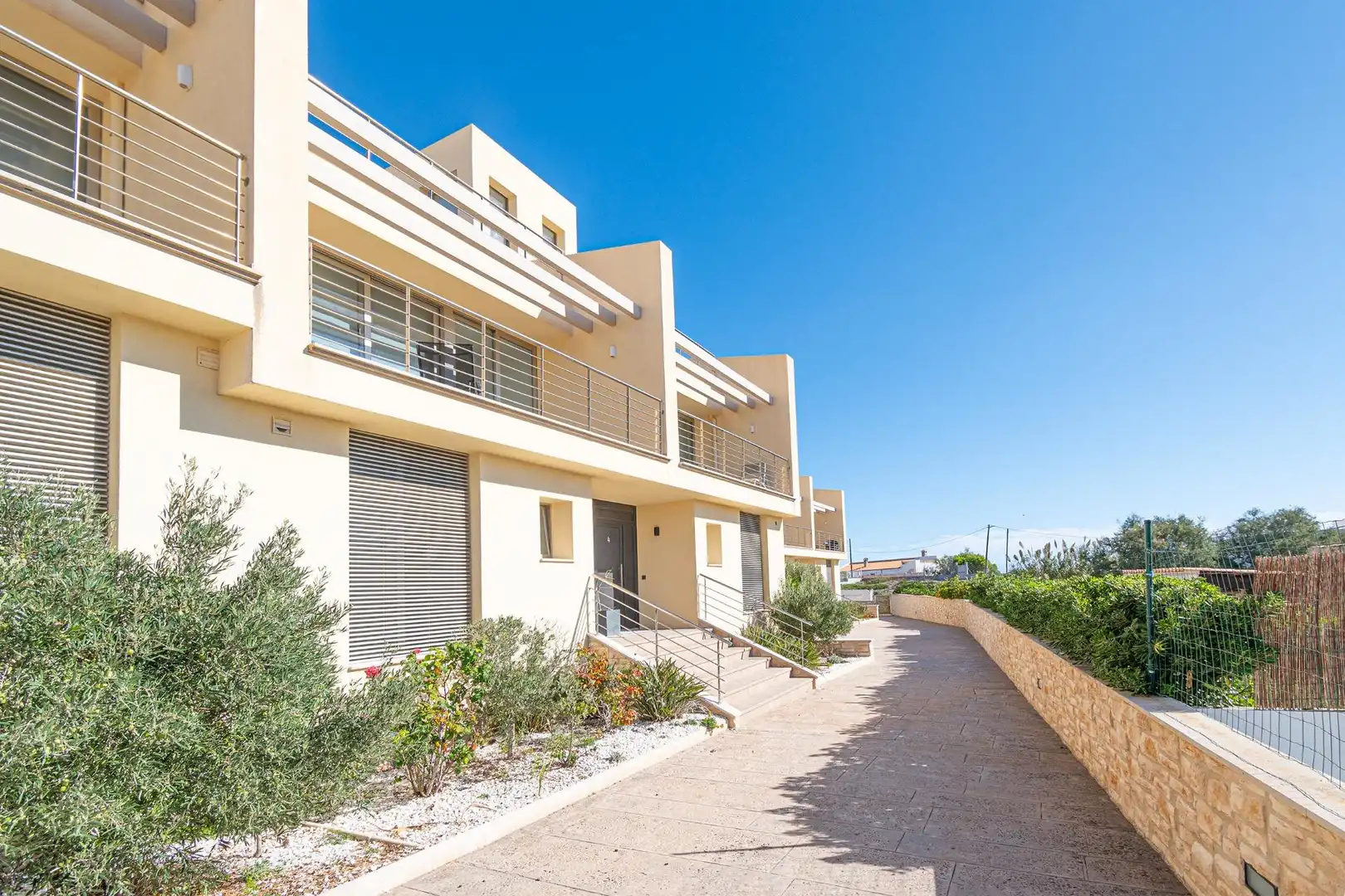Außenansicht von Einfamilien-Reihenhaus zum Verkauf in Capdepera mit Klimaanlage, Privatgarten und Terrasse