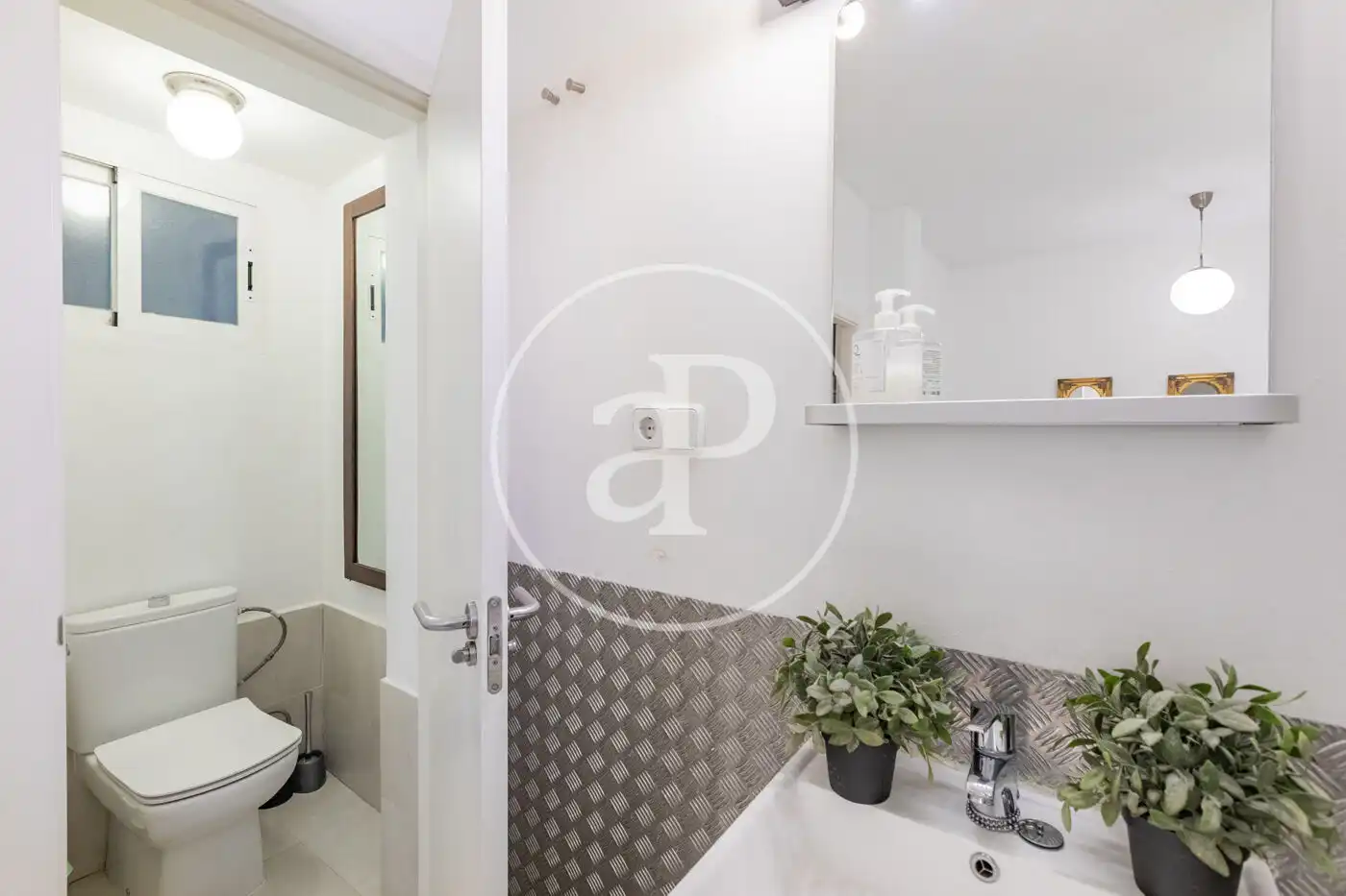 Bathroom of Flat for rent in Madrid  with Air Conditioner, Heating and Furnished