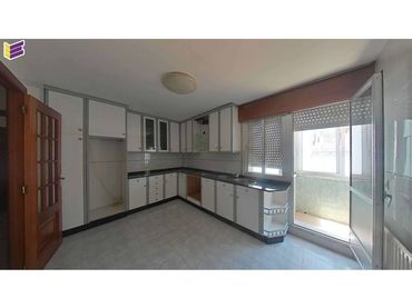 Piso con balcón en venta en Calle Valiña 12