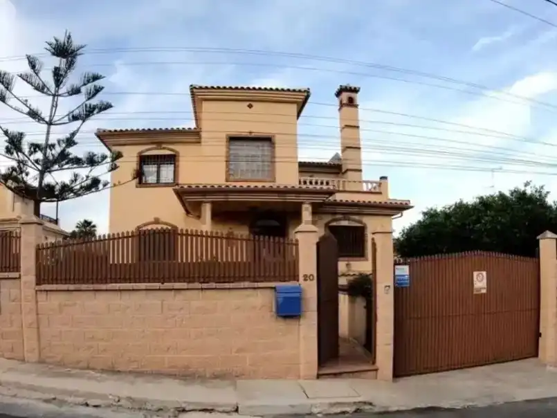Vista exterior de Casa o xalet en venda en Torremolinos amb Aire condicionat, Piscina i Balcó