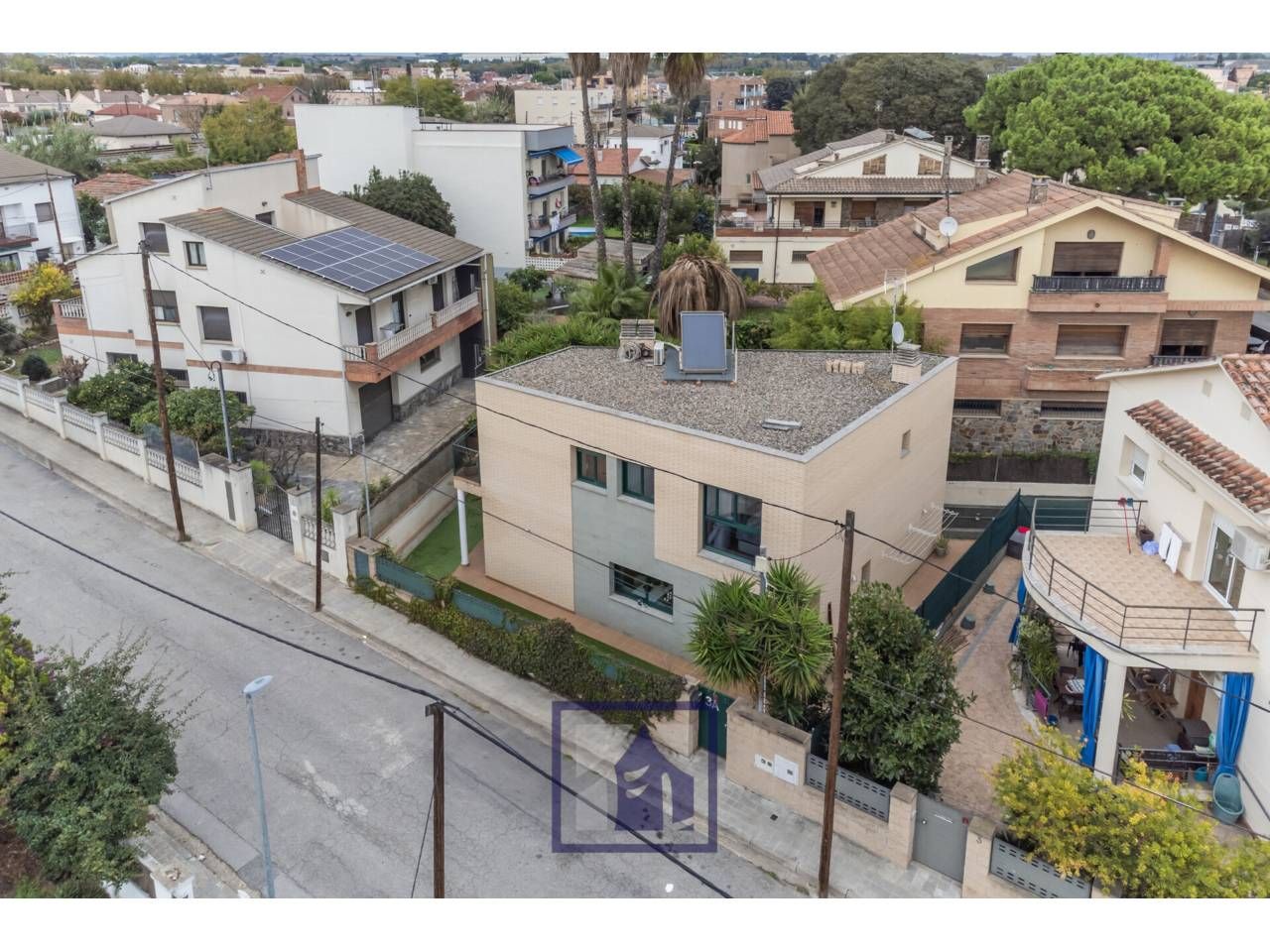 Vista exterior de Casa o xalet en venda en Santa Perpètua de Mogoda amb Aire condicionat, Calefacció i Jardí privat