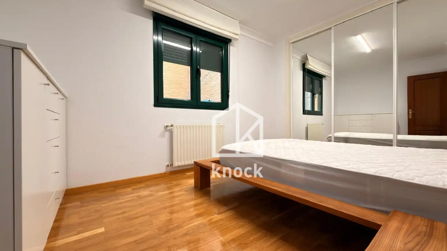 Habitación de Piso en venta en Oviedo  con Calefacción