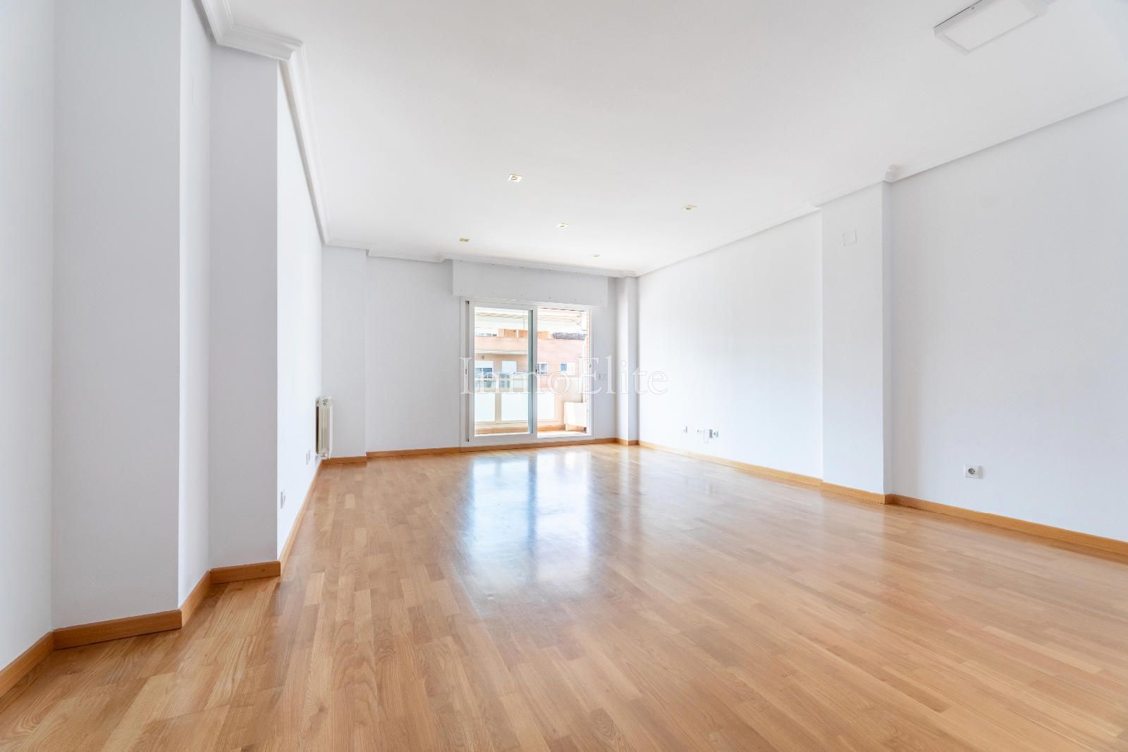 Living room of Flat for sale in Pozuelo de Alarcón  with Air Conditioner, Heating and Parquet flooring