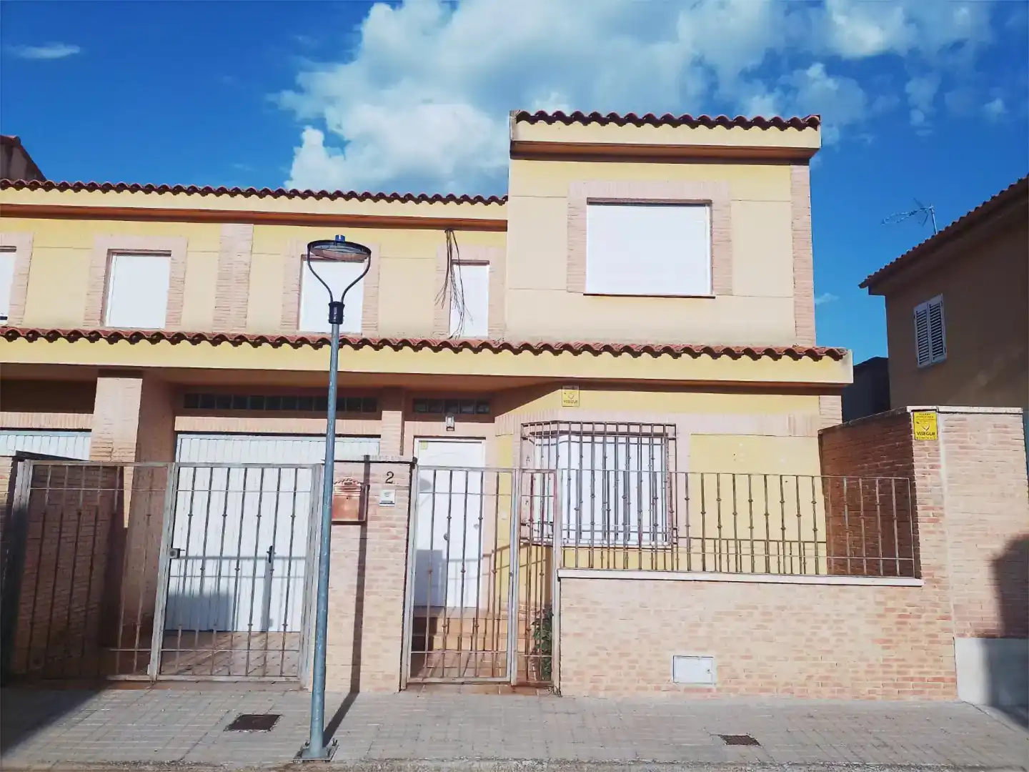 Vista exterior de Casa adosada en venda en Ballesteros de Calatrava amb Jardí privat i Piscina