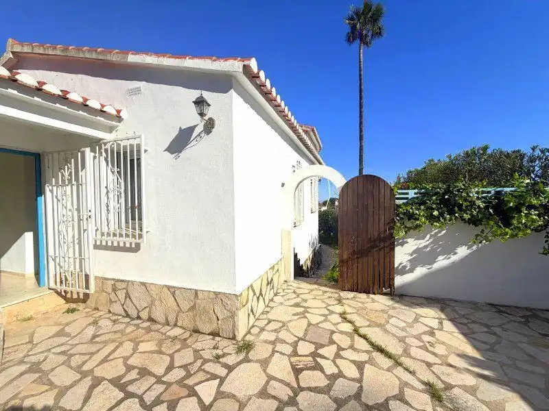 Außenansicht von Haus oder Chalet zum Verkauf in Dénia mit Klimaanlage, Privatgarten und Terrasse
