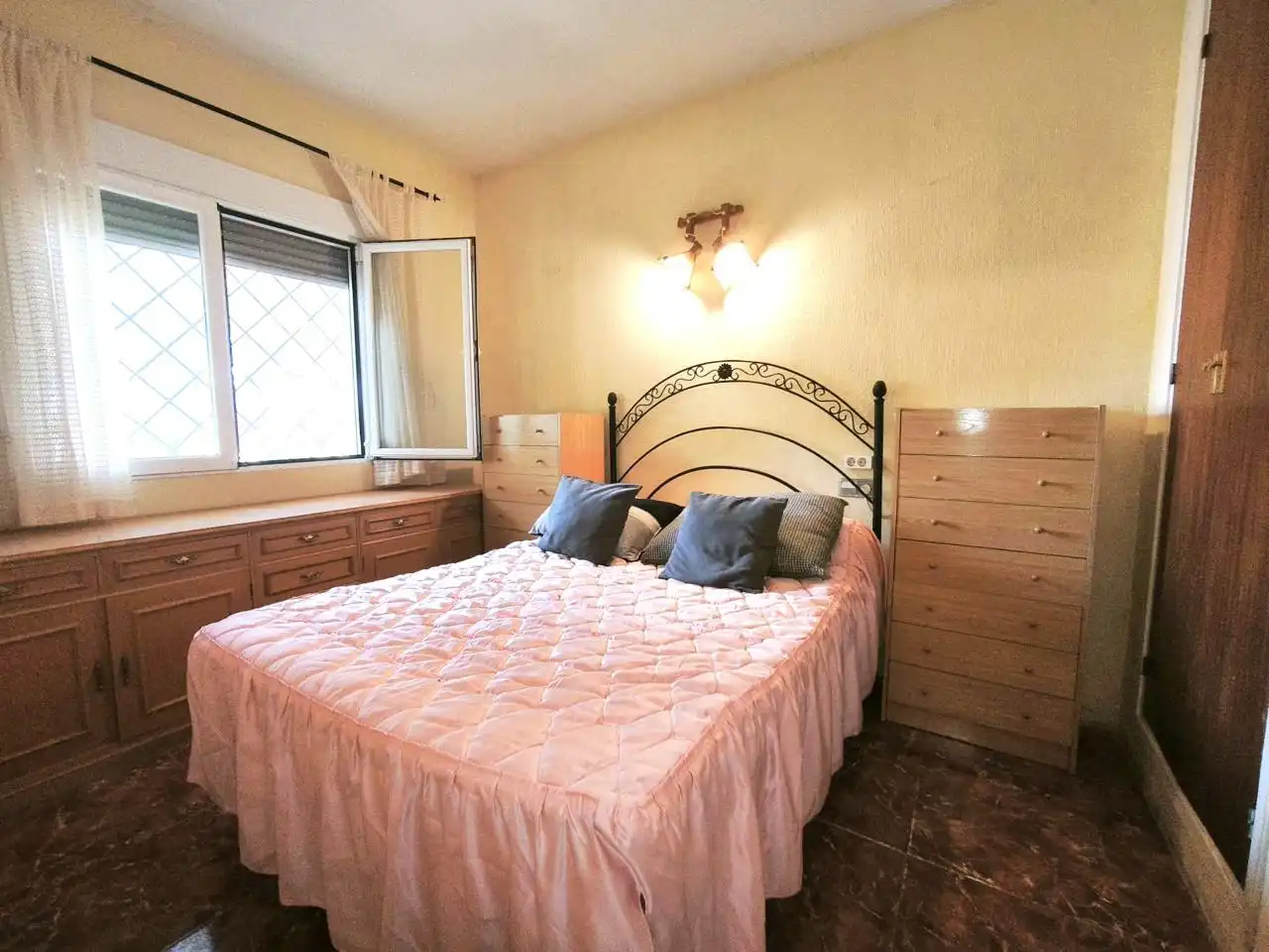 Dormitori de Casa o xalet en venda en Villa del Prado amb Aire condicionat, Calefacció i Jardí privat