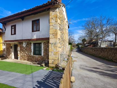 Vista exterior de Casa o xalet en venda en Cabezón de la Sal amb Jardí privat