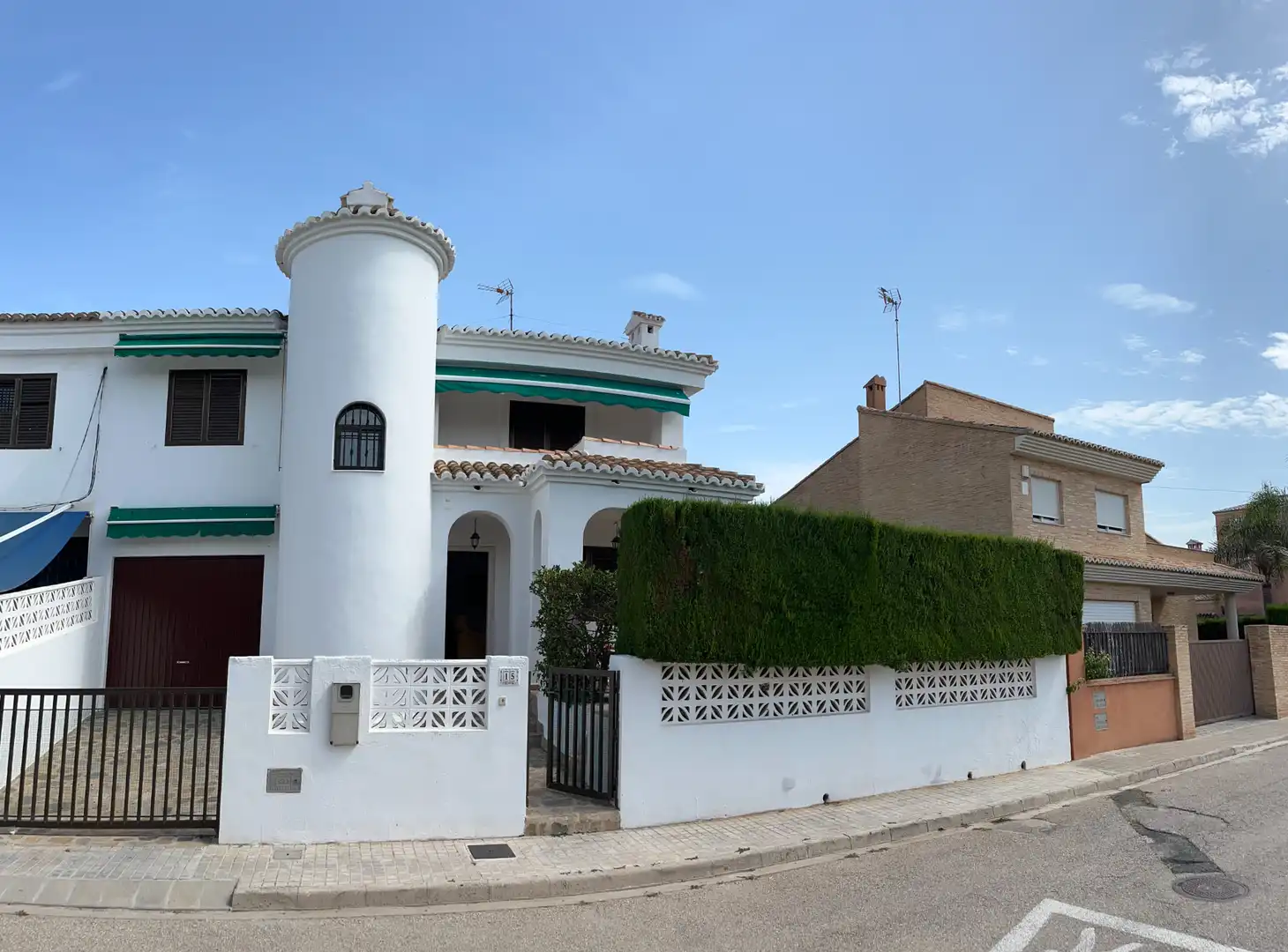 Vista exterior de Casa o xalet en venda en Sueca amb Jardí privat, Terrassa i Moblat