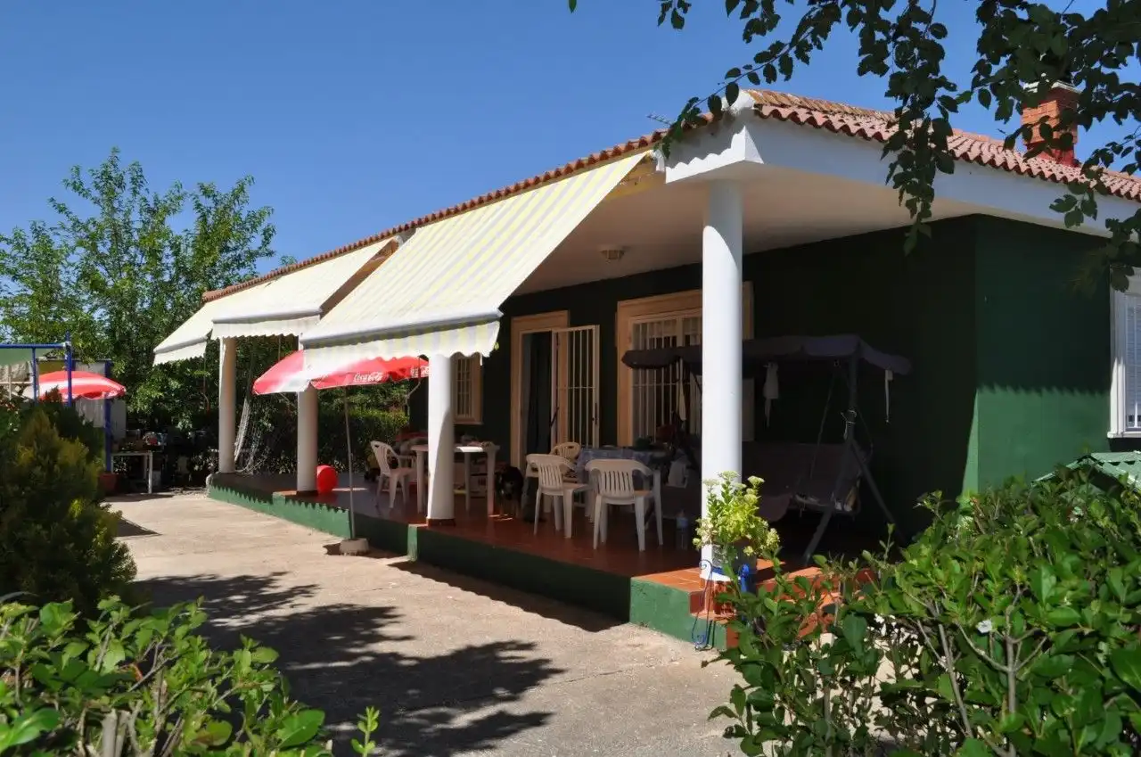 Vista exterior de Casa o xalet en venda en Cubillas de Santa Marta amb Calefacció, Jardí privat i Terrassa