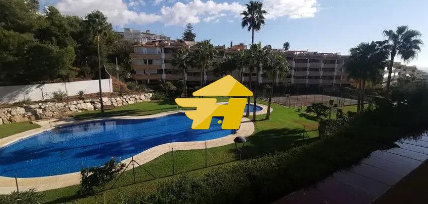 Vista exterior de Pis de lloguer en Fuengirola amb Aire condicionat, Jardí privat i Piscina
