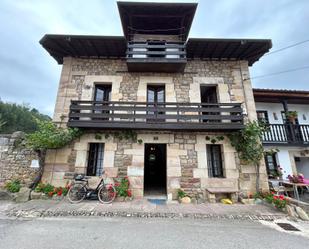 Vista exterior de Casa o xalet en venda en Cabuérniga amb Calefacció, Jardí privat i Terrassa