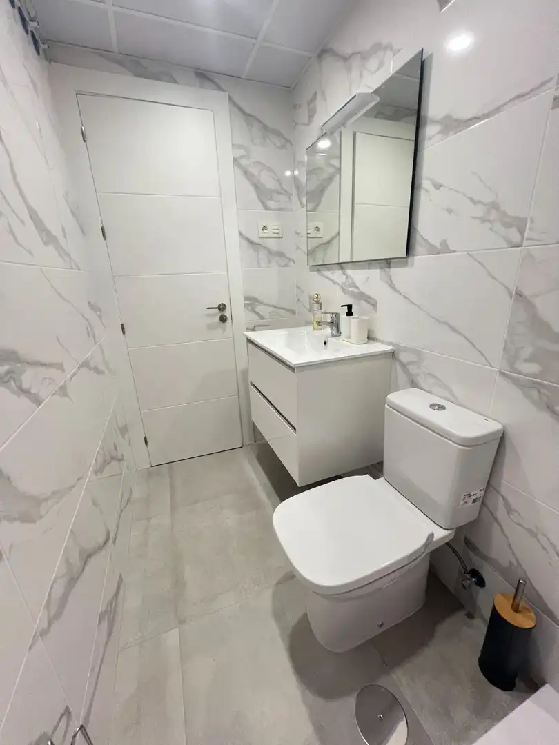 Bany de Apartament de lloguer en Fuengirola amb Aire condicionat, Calefacció i Terrassa