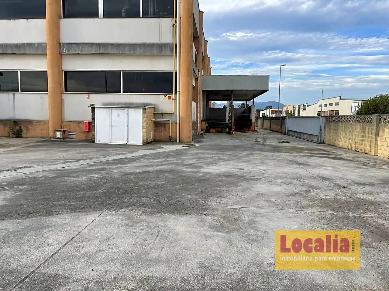 Vista exterior de Nave industrial en venta en Laredo