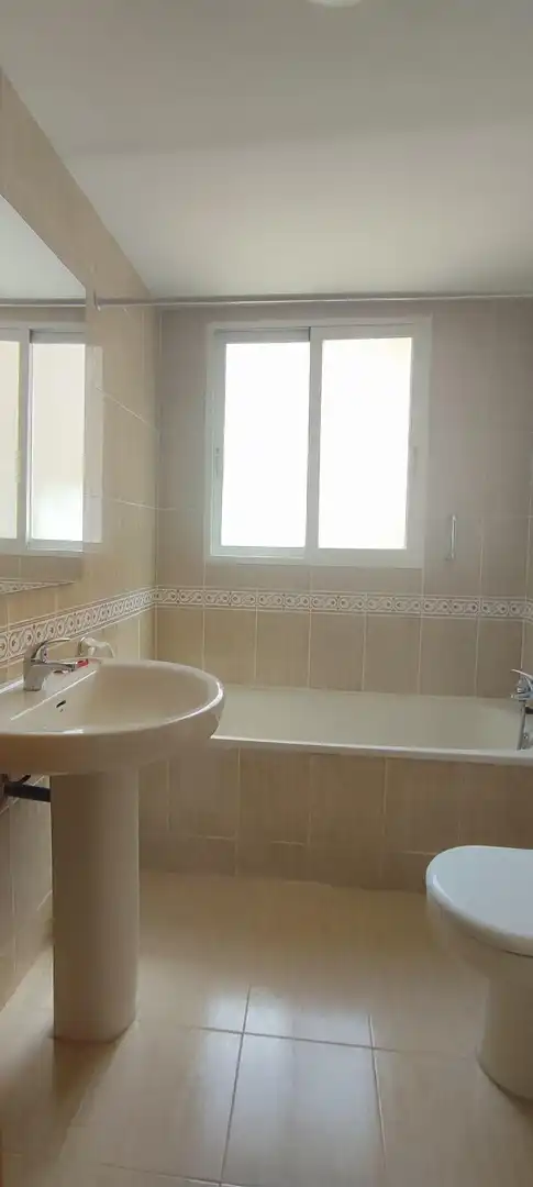 Badezimmer von Wohnung zur Miete in Paiporta mit Balkon