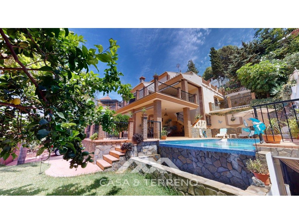 Vista exterior de Casa o xalet en venda en Vélez-Málaga amb Aire condicionat, Piscina i Moblat