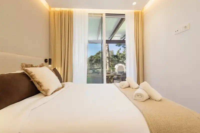 Schlafzimmer von Wohnungen zur Miete in Marbella mit Klimaanlage, Möbliert und Fernseher