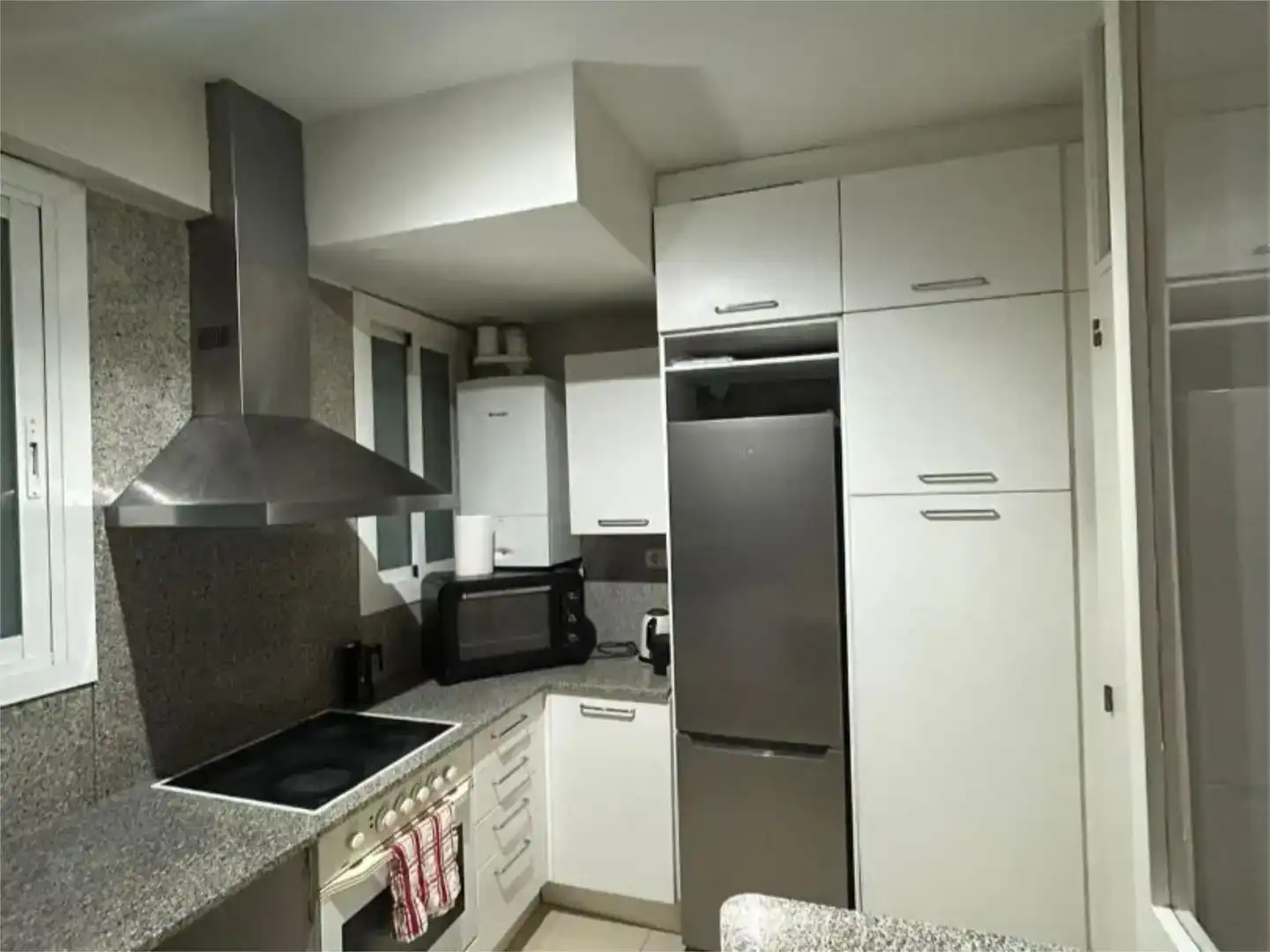 Cuina de Apartament per a compartir en Barcelona amb Parquet, Moblat i Balcó