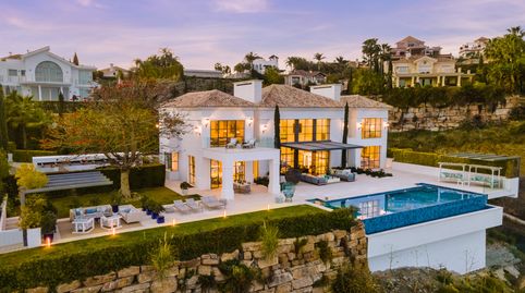 ¡Bienvenidos a la joya de Los Flamingos Golf en Benahavis!  Esta villa moderna redefine el lujo con sus 2.108 m² de parcela y 1.00, imatge 4