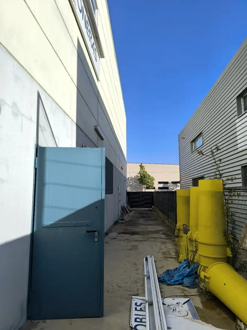 Vista exterior de Nave industrial en venta en Badalona