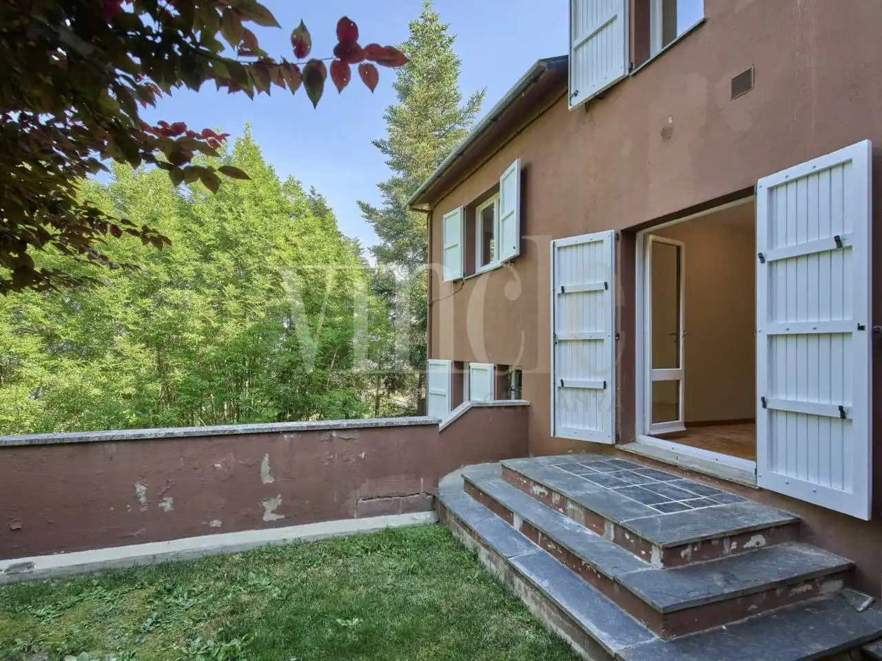 Garden of Detached homes for rent in Alp  with Heating and Parquet flooring