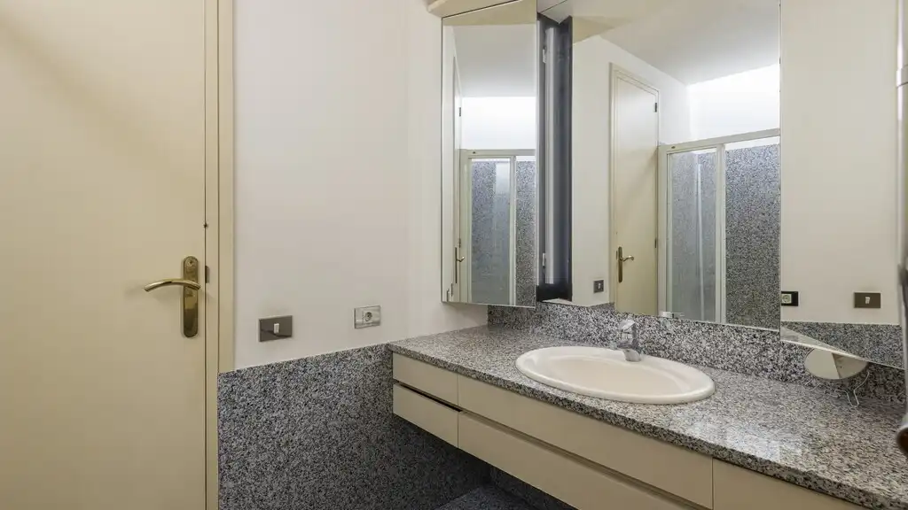 Badezimmer von Wohnungen zum Verkauf in Barcelona mit Klimaanlage, Heizung und Terrasse