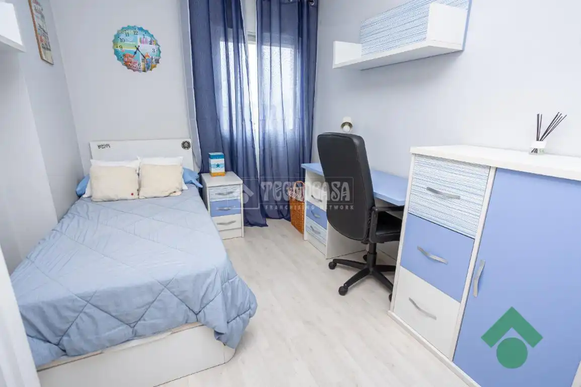 Bedroom of Flat for sale in Algeciras  with Terrace, Storage room and Furnished