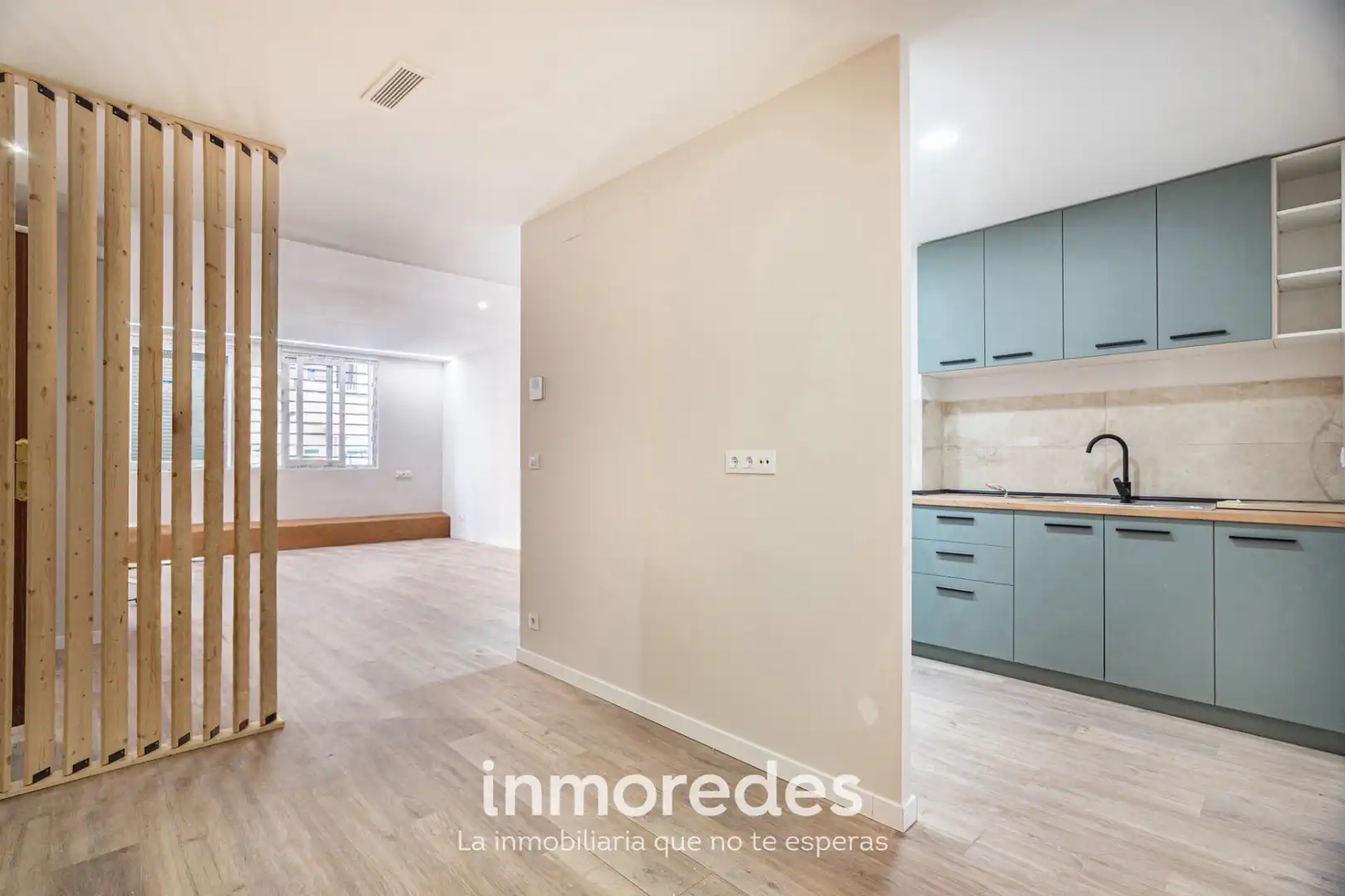 Außenansicht von Wohnung zum Verkauf in Santa Coloma de Gramenet mit Klimaanlage, Parkett und Ofen