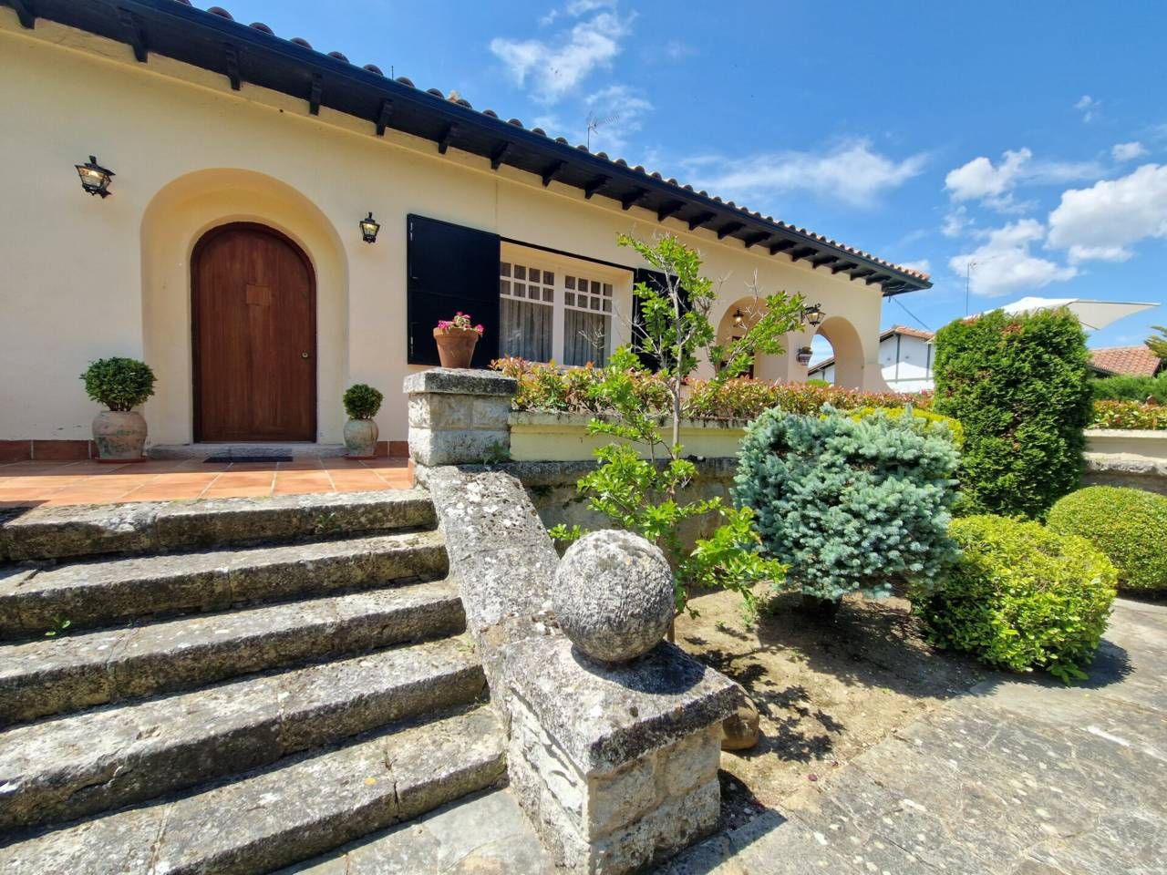 Vista exterior de Casa o xalet en venda en Villarcayo de Merindad de Castilla la Vieja amb Calefacció, Jardí privat i Terrassa