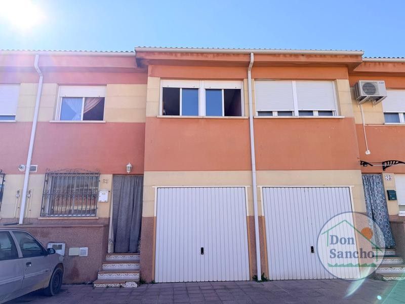 Vista exterior de Casa adosada en venda en Valdestillas amb Calefacció