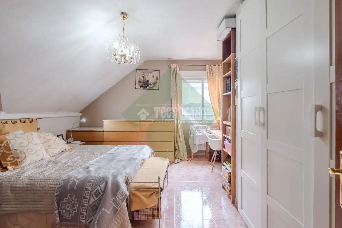 Habitación de Casa adosada en venta en Serranillos del Valle con Calefacción y Jardín privado