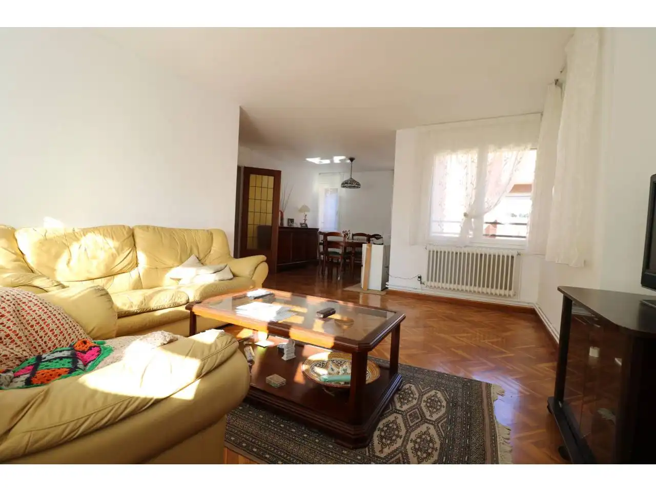 Living room of Flat for rent in Sant Cugat del Vallès  with Heating, Parquet flooring and Alarm