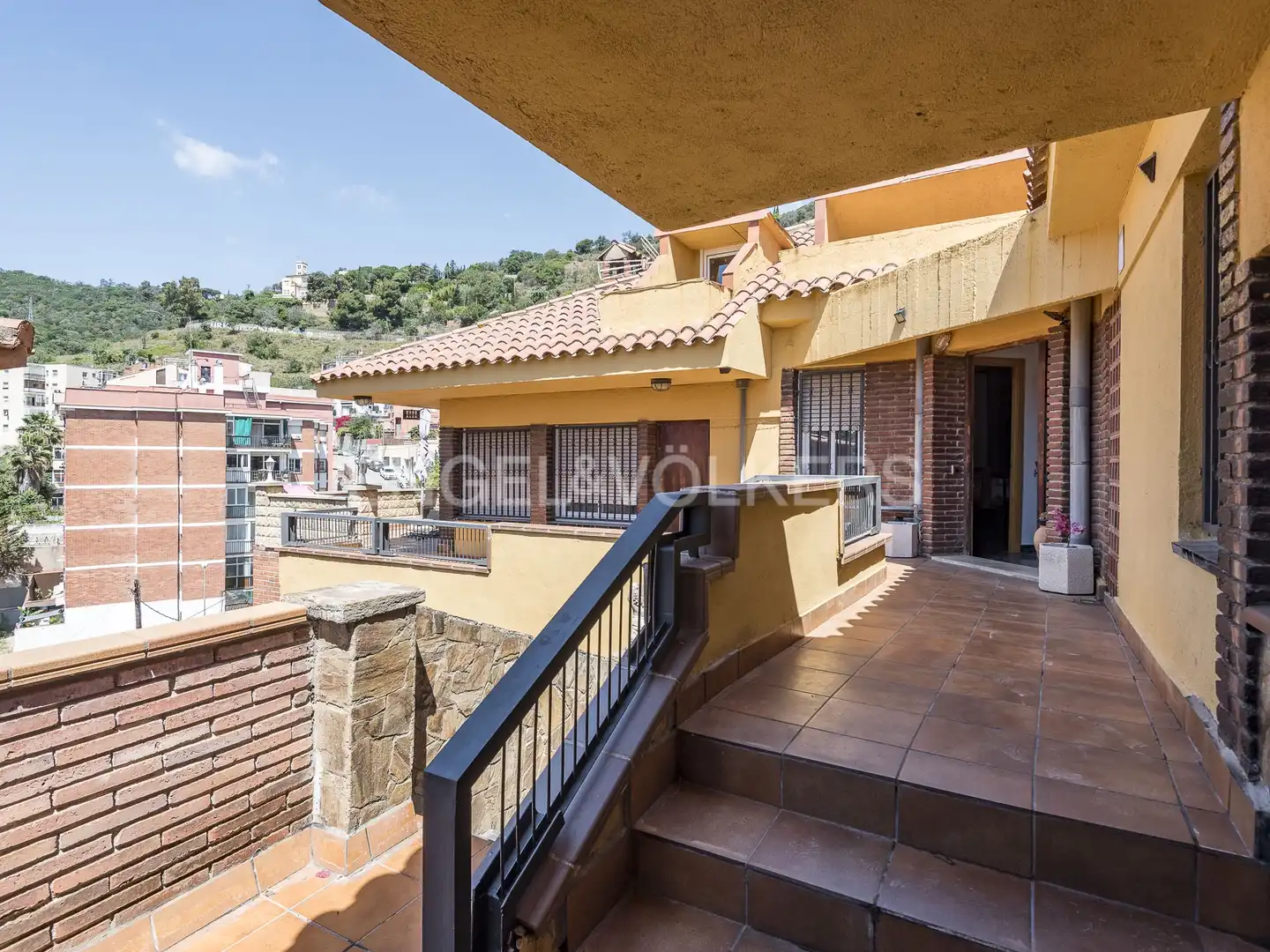 Vista exterior de Casa o xalet en venda en Barcelona amb Calefacció, Terrassa i Piscina
