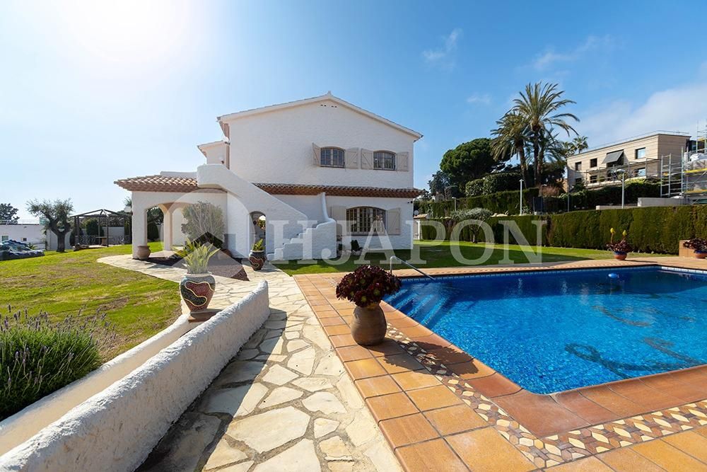 Vista exterior de Casa o xalet de lloguer en Alella amb Jardí privat, Terrassa i Traster