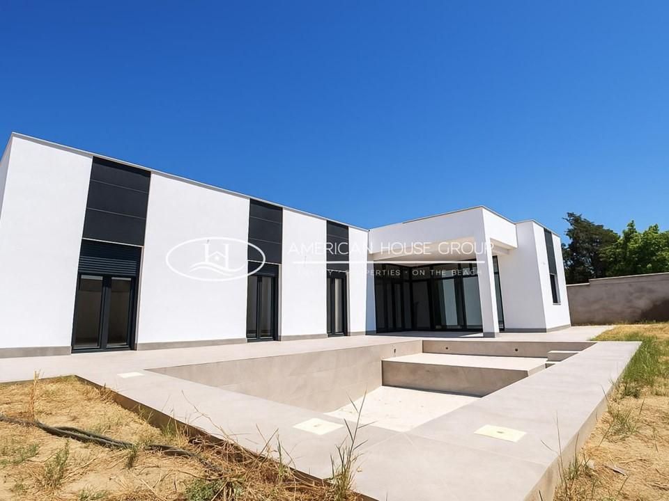 Vista exterior de Casa o xalet en venda en Chiclana de la Frontera amb Jardí privat, Terrassa i Piscina
