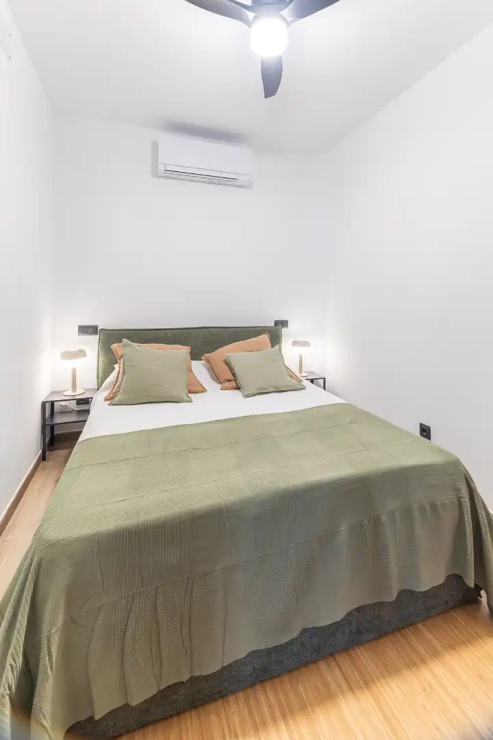 Dormitori de Apartament de lloguer en Madrid amb Aire condicionat, Calefacció i Moblat